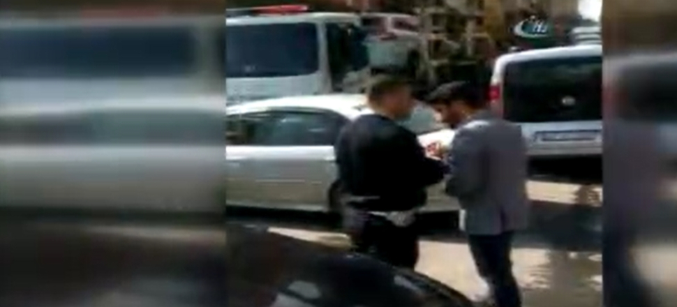 Kendisini uyaran polise tokat attı/VİDEO...
