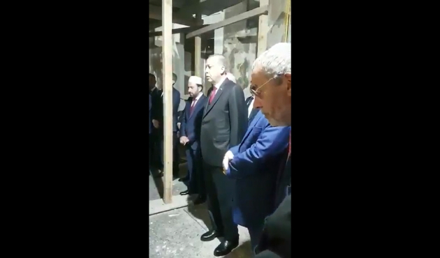 Erdoğan, kabri başında Kur'an-ı Kerim okudu...