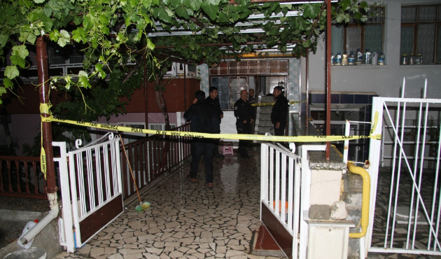 Eşi ve kızını bıçakladı...