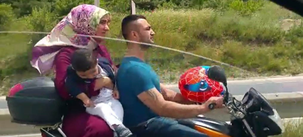 Motosiklette tehlikeli yolculuk!