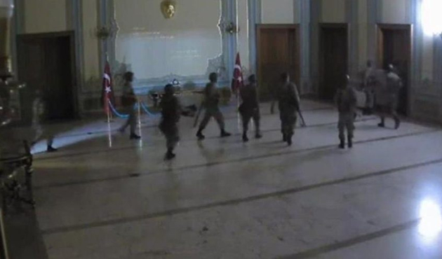 FETÖ'ye 8 ağırlaştırılmış müebbet, 80 beraat!