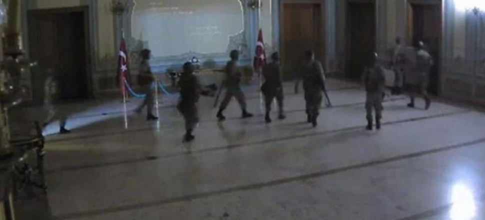 FETÖ'ye 8 ağırlaştırılmış müebbet, 80 beraat!