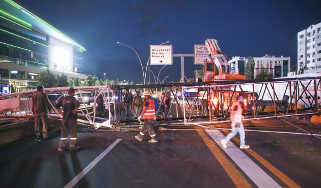 Ankara'da dev vinç yola devrildi...