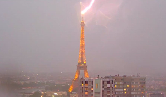Eyfel Kulesi'ne düşen yıldırım Paris'i aydınlattı!