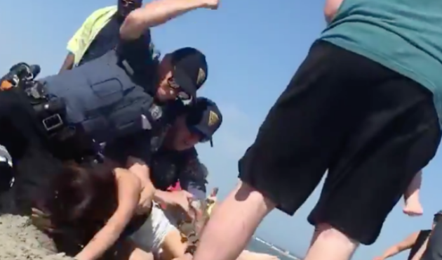 Genç kıza plajda polis şiddeti!