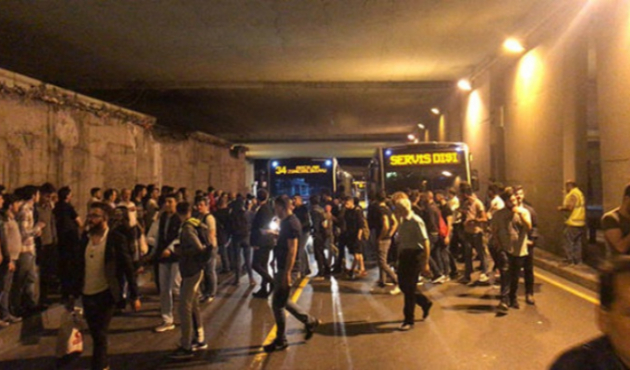 Gece yarısı metrobüs isyanı! Yolu kapattılar...