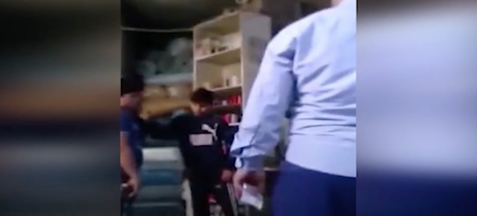 İşe geç kalan çocukları birbirine tokatlattıran iş yeri sahibi....