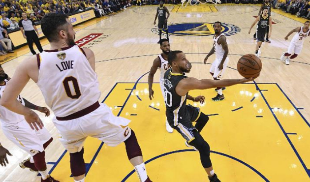 Curry tarihe geçti, Warriors şampiyonluğa yürüyor!