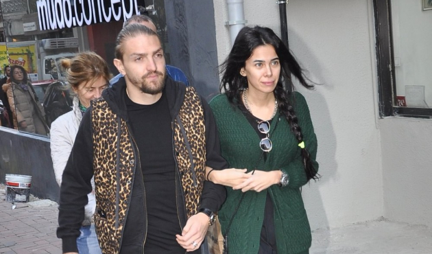 Caner Erkin, eski eşini bombalamaya devam ediyor!