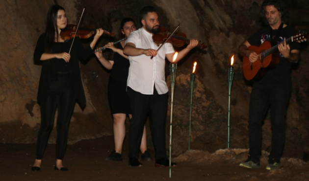 Mağarada konser verdiler!
