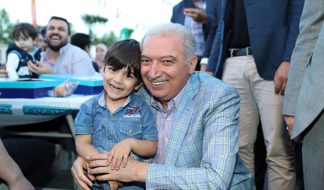Başkan Uysal vatandaşla iftar sofrasında buluştu