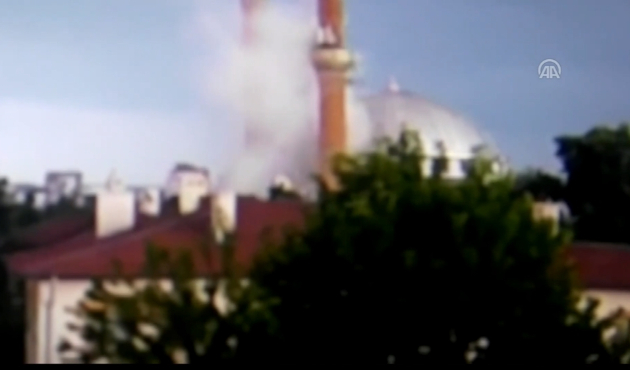 Diyarbakır'da yıldırım düşen minare yıkıldı...
