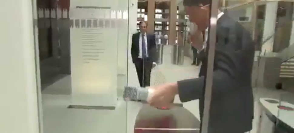 Hollanda Başbakanı döktüğü kahveyi kendi temizledi...