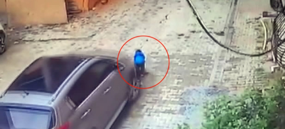 Annesinin kullandığı otomobilin altında kaldı!