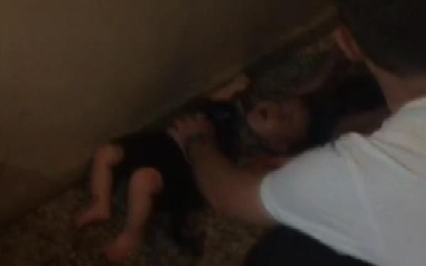 Polisi görünce 4. kattan attılar... Ahmet bebek böyle kurtarıldı (VIDEO)