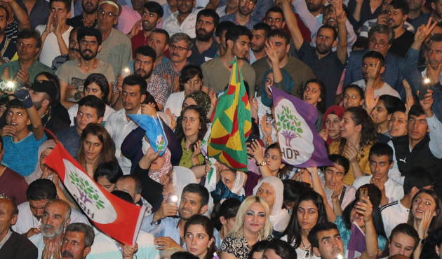 Mitingde PKK flamaları ve teröristbaşı sloganları