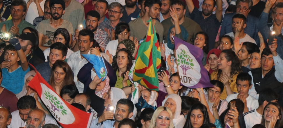 Mitingde PKK flamaları ve teröristbaşı sloganları