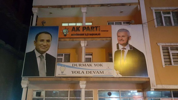 O afişi kaldırdılar
