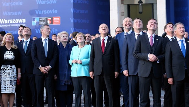 Varşova semalarında uçuş gösterisi... Liderler böyle izledi