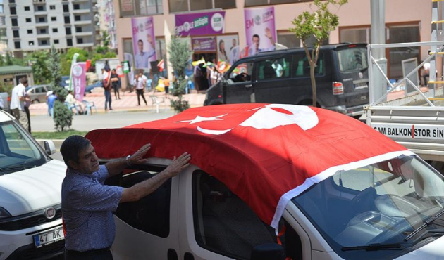 Mardin'de seçim bürosu açan HDP'ye bayrak şoku!