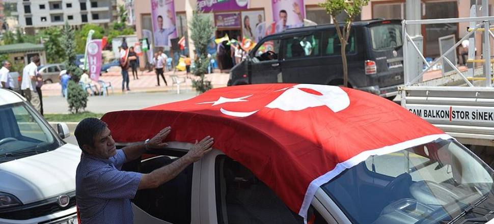 Mardin'de seçim bürosu açan HDP'ye bayrak şoku!