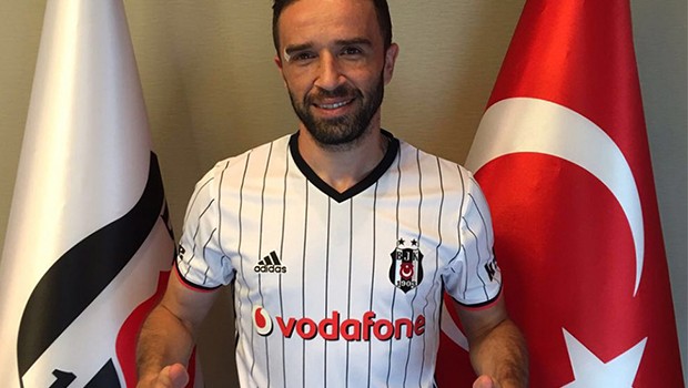 Tatilin tadı kaçtı! Gökhan Gönül'e protesto