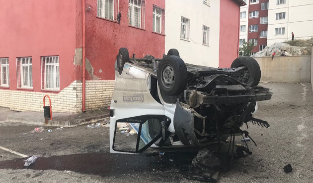 Minibüs okulun bahçesine uçtu...