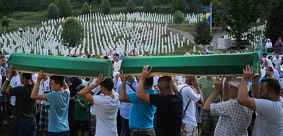 Yıllardır bitmeyen acı! Srebrenitsa soykırımı kurbanları toprağa verildi