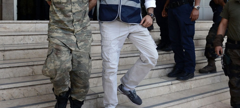 FETÖ'cü binbaşı ve yüzbaşılara operasyon!