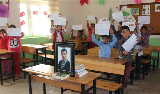 Şehit öğretmenin okulunda buruk karne günü