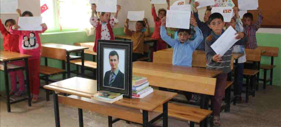 Şehit öğretmenin okulunda buruk karne günü
