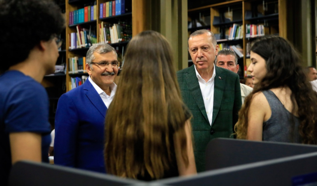Erdoğan,'dan sürpriz kütüphane ziyareti!