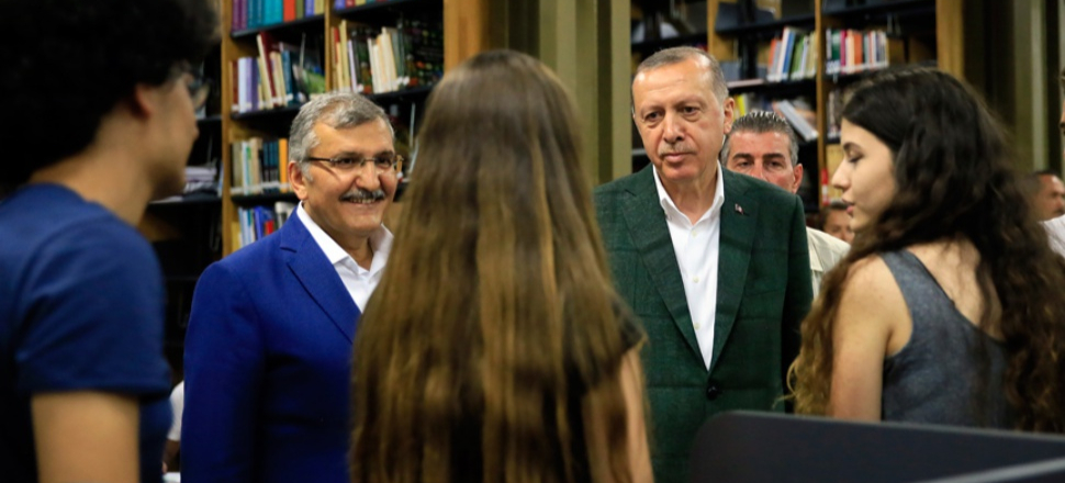 Erdoğan,'dan sürpriz kütüphane ziyareti!