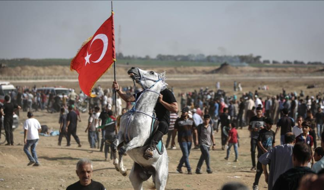 Filistin'de Türk bayrağını böyle taşıdılar!