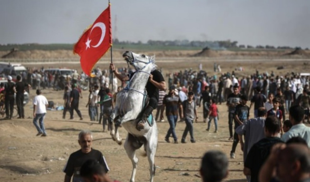 Filistin'de Türk bayrağını böyle taşıdılar!