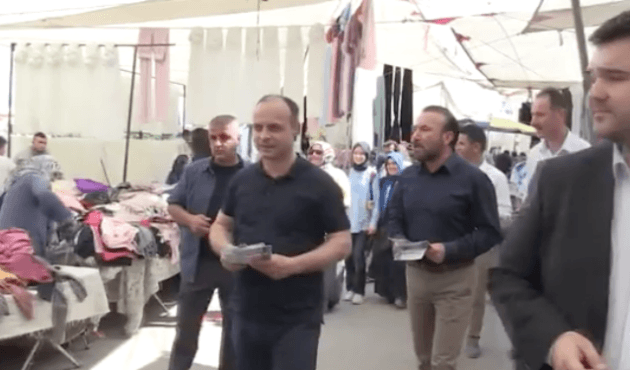 Pazarda elinde broşürlerle halkı Erdoğan mitingine davet etti!
