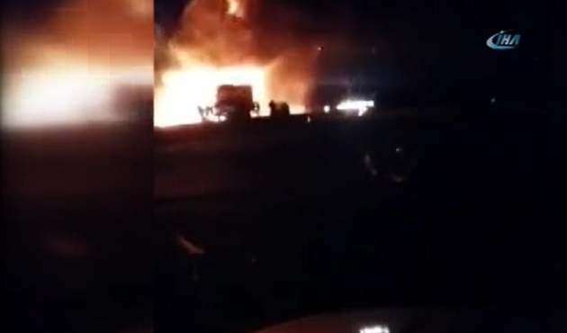 TIR karşı şeride geçip araçlara çarptı: 3 ölü...
