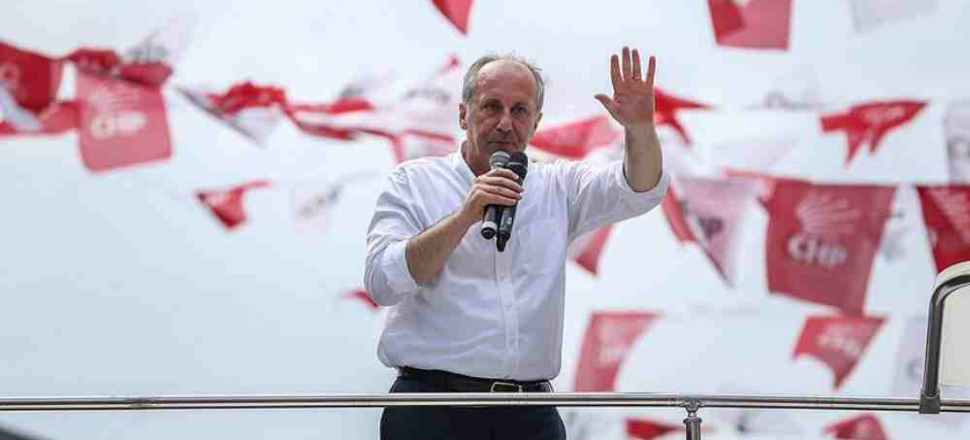Mitingde "Askeri öğrencilere özgürlük" pankartı