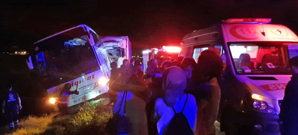 TIR arıza yapan otobüse çarptı: 2 ölü 10 yaralı...