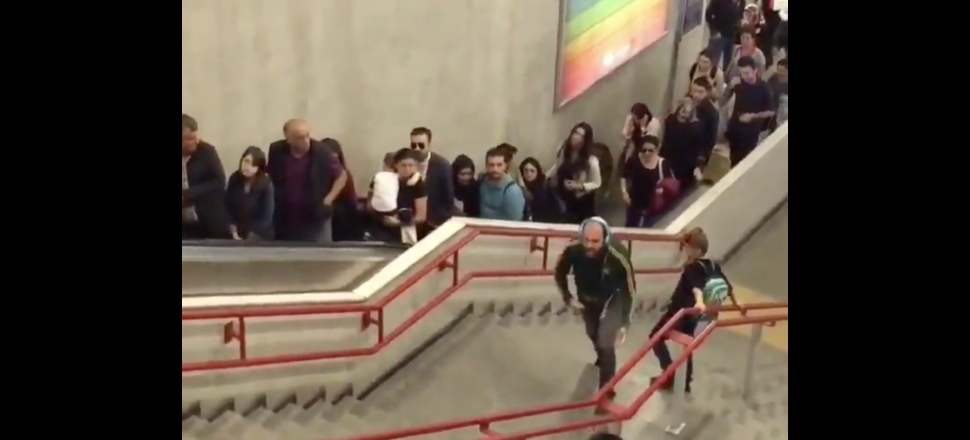 Metroda merdivenleri şarkı söyleyerek çıkan adam...