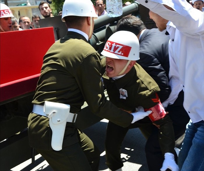 Şehit cenazesinde akıl almaz kaza... Askerin ayağı top arabasının altında kaldı