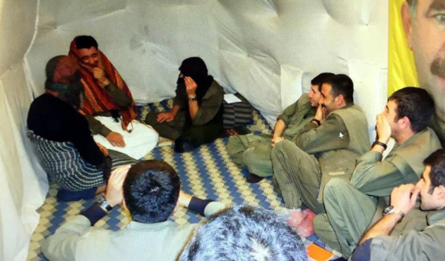 Erkek teröristler mağarada kadın kıyafeti giyip...