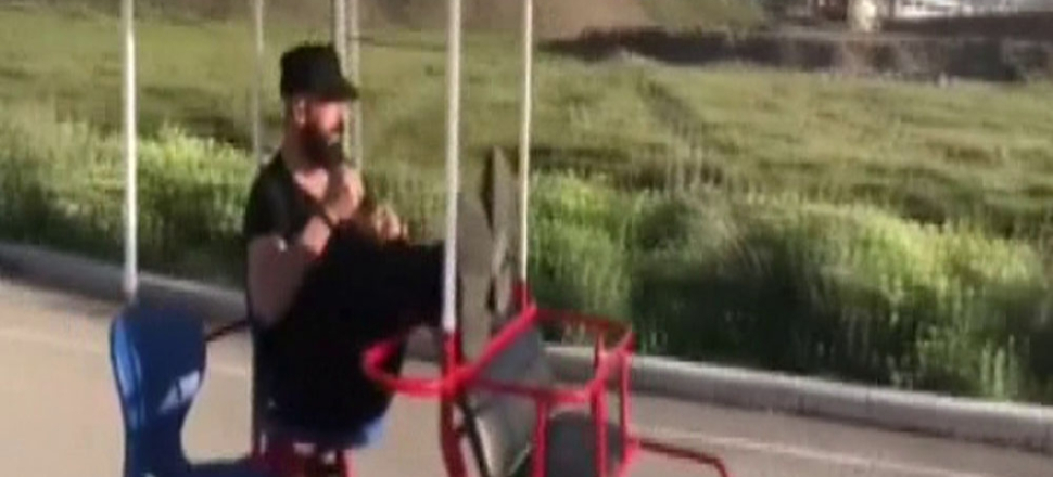 Ehliyetine el konulan fenomen bisiklete binmeye başladı...