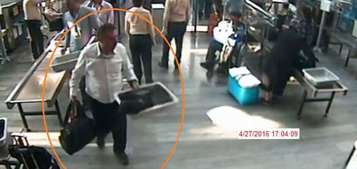 Tomar tomar dolarla yakalandılar! FETÖ'nün kurye imamlarına havalimanında suçüstü