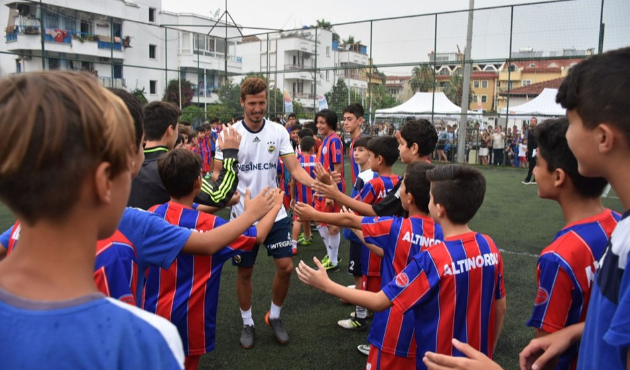 7 profesyonel, 50 minik futbolcuya karşı!