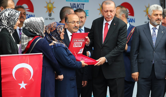 Erdoğan şehit Bülbül'ün annesine anahtarı verdi