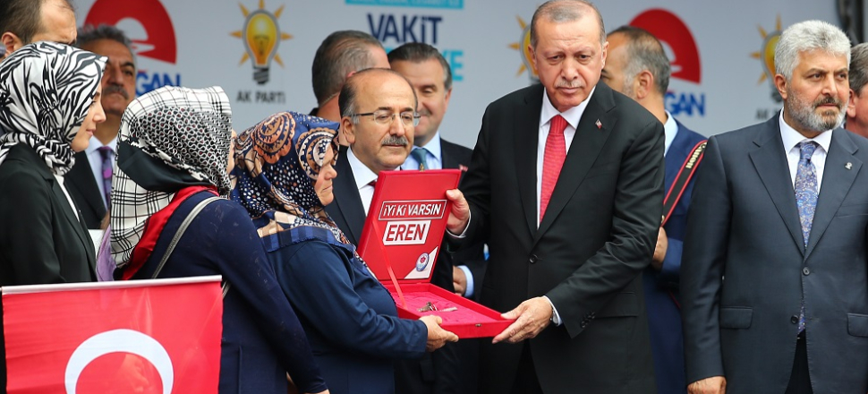 Erdoğan şehit Bülbül'ün annesine anahtarı verdi