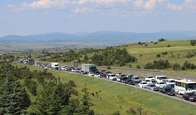 Otoyollarda bayram trafiği!