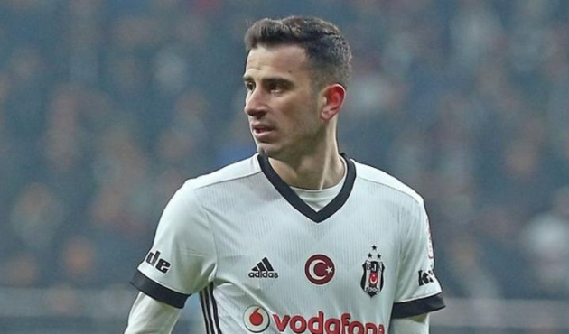 Beşiktaş yıldız oyuncuya imzayı attırdı!