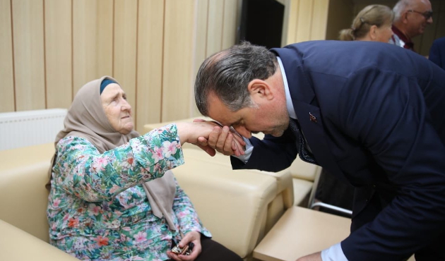 Bakan Bak, huzurevini ziyaret etti...